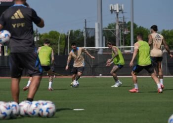 La Selección argentina realizó su última práctica en Kansas antes de volar a Texas para el amistoso