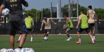 La Selección argentina realizó su última práctica en Kansas antes de volar a Texas para el amistoso