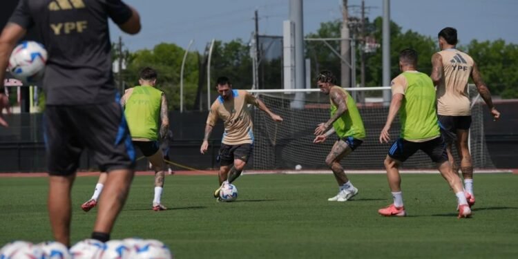 La Selección argentina realizó su última práctica en Kansas antes de volar a Texas para el amistoso