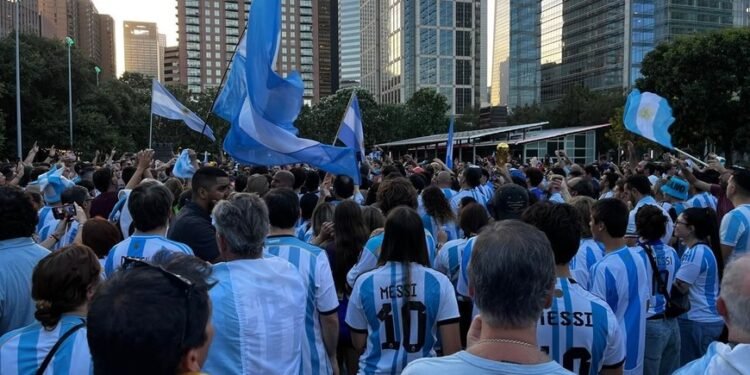 Los hinchas argentinos se preparan para el banderazo en Atlanta antes del partido contra Egipto