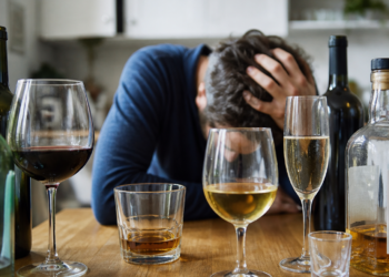 Revelan cuál es la bebida alcohólica que causa más resaca y el impacto del color
