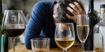 Revelan cuál es la bebida alcohólica que causa más resaca y el impacto del color