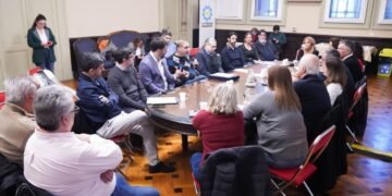 Diputados de Unión por la Patria se reúnen con trabajadores del Conicet y la CNEA antes de la marcha por despidos