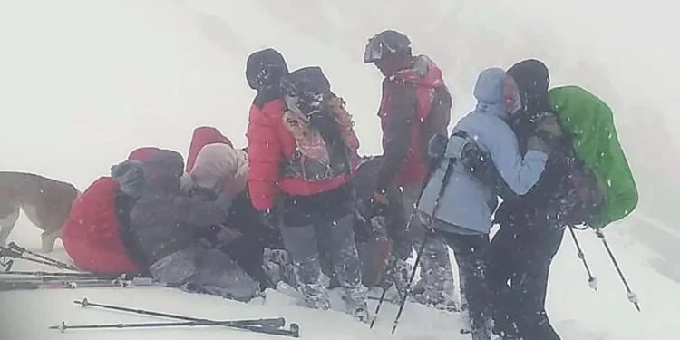 Impactante rescate: intentan bajar de la montaña a más de cien turistas atrapados por un temporal de nieve que tapó sus camionetas