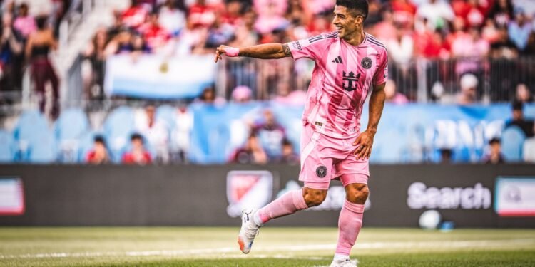 Luis Suárez brilla con un doblete y elogia a Lionel Messi en el debut de Lewandowski en la MLS