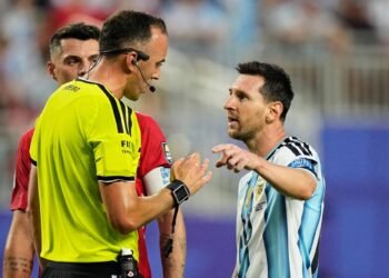 El árbitro del choque con Messi aclara el incidente y la expulsión de Embolo