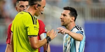 El árbitro del choque con Messi aclara el incidente y la expulsión de Embolo