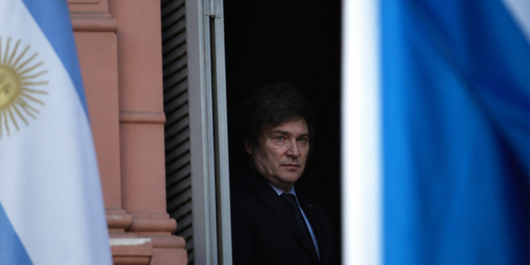 Javier Milei y el enigma de las banderas en la Casa Rosada