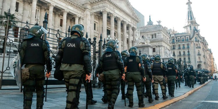 Intenso operativo de seguridad por la movilización al Congreso: detalles de cortes y desvíos