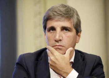 La decisión de Caputo de evitar la emisión de bonos en mercados internacionales genera inquietudes