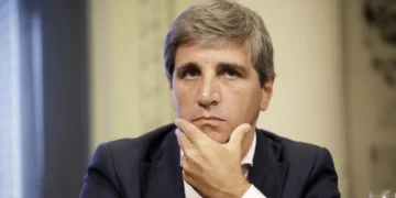 La decisión de Caputo de evitar la emisión de bonos en mercados internacionales genera inquietudes