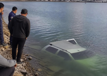 Una camioneta fue hallada sumergida en un lago de Comodoro Rivadavia: la principal teoría de los investigadores