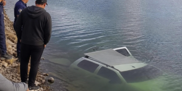 Una camioneta fue hallada sumergida en un lago de Comodoro Rivadavia: la principal teoría de los investigadores