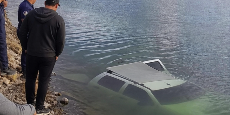 Una camioneta fue hallada sumergida en un lago de Comodoro Rivadavia: la principal teoría de los investigadores