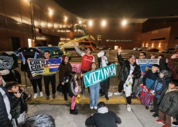 El fervor por Vozinha: su llegada a Santiago de Chile provoca euforia entre los hinchas de Colo Colo