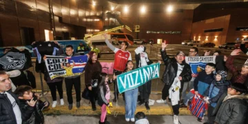 El fervor por Vozinha: su llegada a Santiago de Chile provoca euforia entre los hinchas de Colo Colo