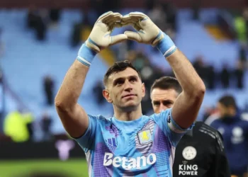 Aumenta la inquietud por Dibu Martínez tras la llegada de un nuevo arquero al Aston Villa