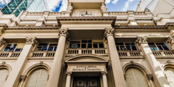 El BCRA habilitó el débito de cuotas impagas de préstamos desde cuentas y billeteras virtuales: cómo funciona