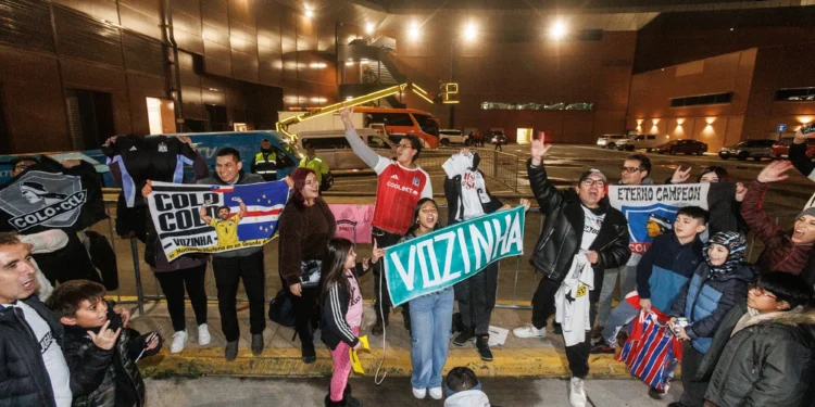 El fervor por Vozinha: su llegada a Santiago de Chile provoca euforia entre los hinchas de Colo Colo