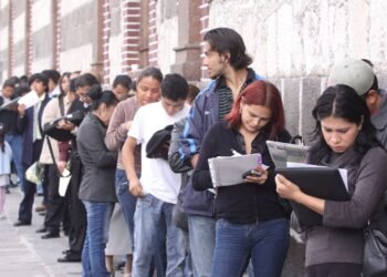 La pérdida de 9.000 empleos privados reaviva el debate en el Congreso por la reforma laboral