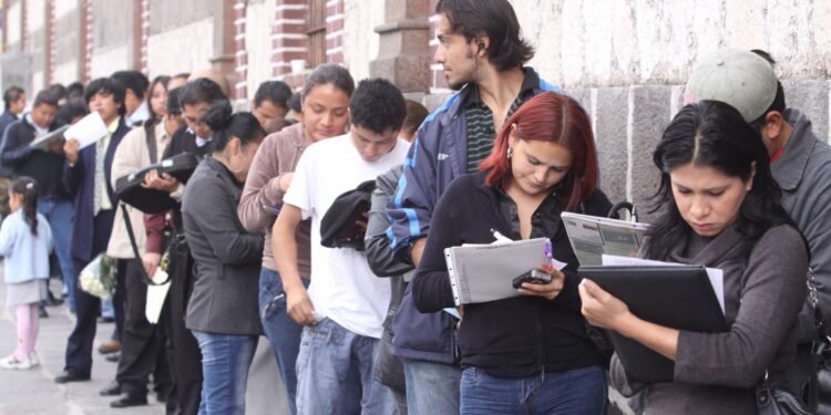 La pérdida de 9.000 empleos privados reaviva el debate en el Congreso por la reforma laboral