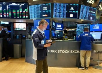 El riesgo país corta una racha de 12 subas y baja, aunque sigue por encima de los 600 puntos