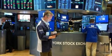 El riesgo país corta una racha de 12 subas y baja, aunque sigue por encima de los 600 puntos