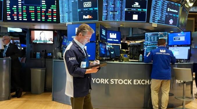 El riesgo país corta una racha de 12 subas y baja, aunque sigue por encima de los 600 puntos
