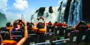 El turismo podría darle un alivio al Gobierno: prevén una menor salida de dólares este año