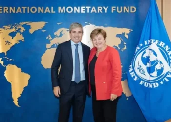 El FMI inicia la tercera revisión del programa con Argentina, que podría habilitar un desembolso de US$900 millones