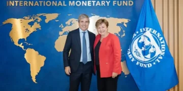 El FMI inicia la tercera revisión del programa con Argentina, que podría habilitar un desembolso de US$900 millones