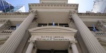 El Gobierno convirtió deuda en pesos del Banco Central por letras vinculadas al dólar