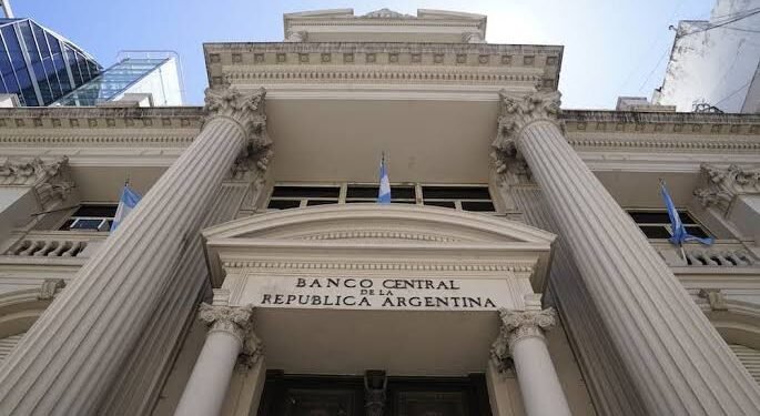 El Gobierno convirtió deuda en pesos del Banco Central por letras vinculadas al dólar