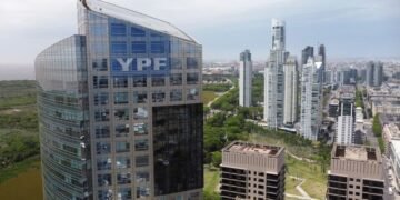 Economía suspendió la desinversión obligatoria de YPF en Metrogas tras el acuerdo con Edenor