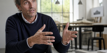 Damián Ravelli, arquitecto, analiza la tendencia en techos para 2026: “Podés llevar 90 m2 en el baúl del auto”