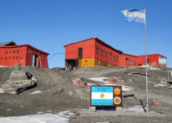 Avanza la instalación de módulos habitacionales de tecnología argentina en la Base Petrel