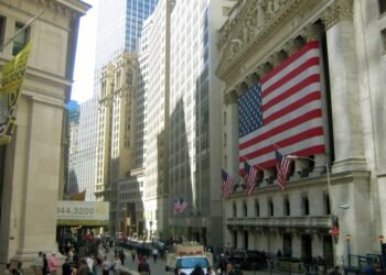Wall Street repunta hasta 1,3% mientras los mercados siguen las señales de la Fed y el petróleo supera los USD 100