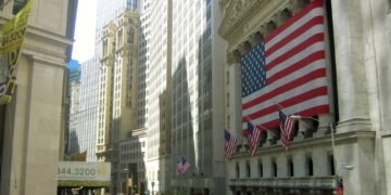 Wall Street repunta hasta 1,3% mientras los mercados siguen las señales de la Fed y el petróleo supera los USD 100