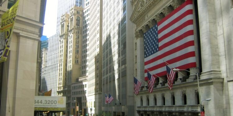 Wall Street repunta hasta 1,3% mientras los mercados siguen las señales de la Fed y el petróleo supera los USD 100