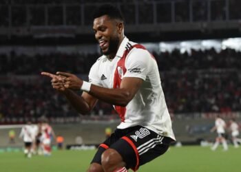 Un gol impresionante: la chilena de Borja que frustró a Gabriel Milito en el clásico América-Chivas