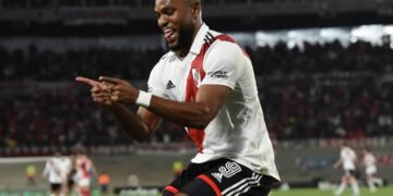 Un gol impresionante: la chilena de Borja que frustró a Gabriel Milito en el clásico América-Chivas