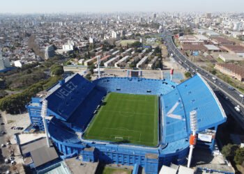 La inusual manifestación del plantel de Vélez: la llegada al Amalfitani en civil y en autos particulares