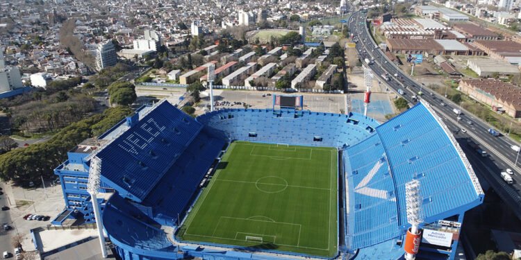 La inusual manifestación del plantel de Vélez: la llegada al Amalfitani en civil y en autos particulares