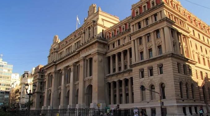 Milei aceptó la renuncia de tres jueces, dos de Capital Federal y uno de Corrientes