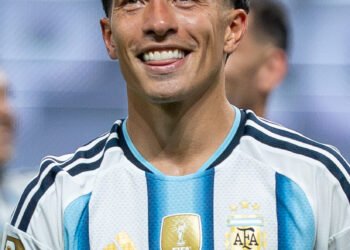 La broma de Lisandro Martínez a Cuti Romero en el inicio de los entrenamientos de la selección argentina