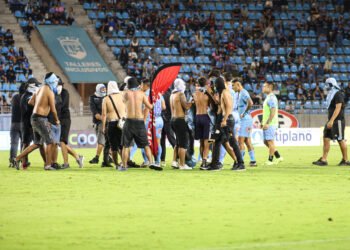 Violencia en el fútbol uruguayo: hinchas encapuchados invaden la cancha y agreden a jugadores