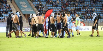 Violencia en el fútbol uruguayo: hinchas encapuchados invaden la cancha y agreden a jugadores