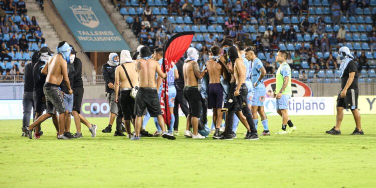 Violencia en el fútbol uruguayo: hinchas encapuchados invaden la cancha y agreden a jugadores