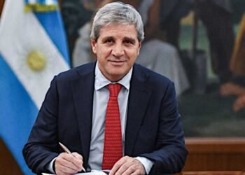 El Gobierno anticipa posibles escenarios cambiarios para 2027 y plantea reformas en caso de reelección