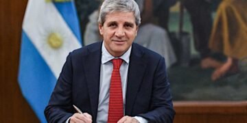 El Gobierno anticipa posibles escenarios cambiarios para 2027 y plantea reformas en caso de reelección